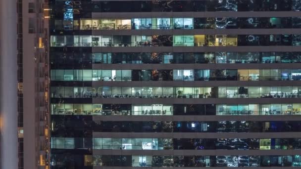 Ofis Binalarının Camları Gece Saatlerinde Aydınlatılıyor Cam Mimari Şirket Binası — Stok video