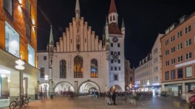 Marienplatz 'da eski Münih belediye binası Altes Rathaus ve Talburg Kapısı gece hiperhızlandırılmış, saatli aydınlatma kulesi. Munchen-Altstadt, Bavyera, Almanya.