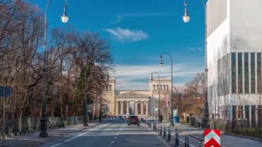 Propylaea ya da Propylaen zaman ayarlı Brienner caddesinde trafik var. Konigsplatz Kings Meydanı, Münih, Almanya, Avrupa 'daki anıtsal şehir kapısı. Doric Düzeni 'ndeki bina, Akropolis girişi.