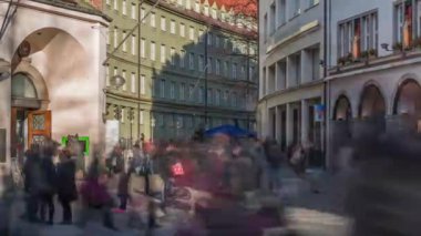 Kaufinger Caddesi, alışveriş caddesi ve Münih 'te Marienplatz zaman çizelgesine yakın yaya bölgesi. Etrafta insanların dolaştığı tarihi binalar. Müzeye giriş. Bavyera, Almanya