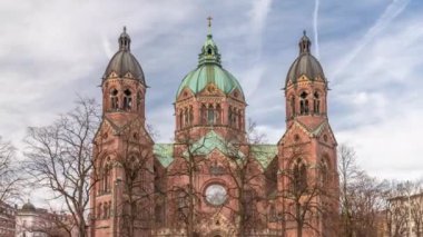 St. Lukes Kilisesi St. Lukas veya Lukaskirche zaman dilimi, Münih, Güney Almanya 'daki en büyük Protestan kilisesi. Bulutlu gökyüzü ve caddelerdeki trafik