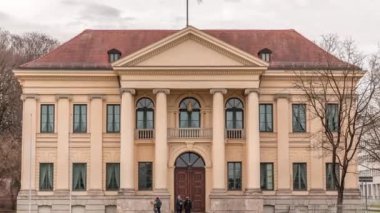 Münih 'teki Prinz Carl Palais, Neoklasisizm' in ilk zamanlarında yapılmış bir malikanedir. Palais Salabert ve Palais Royal olarak da bilinir. Almanya