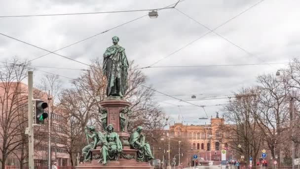 马克西米利安纪念碑 巴伐利亚时代马克西米利安二世纪念碑 马克西米利安大街 慕尼黑 巴伐利亚 有轨电车的路上塞车 以背景为基础的最大限度的发展 — 图库视频影像