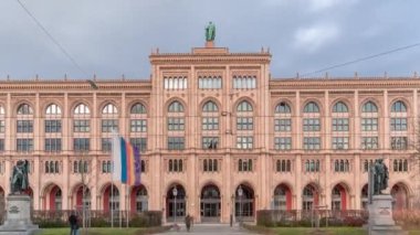 Yukarı Bavyera Regierung von Oberbayern Timelapse ilçe yönetimi binası. Anıtlar ve bayraklarla ön manzara. Yollarda trafik vardı. Münih, Almanya