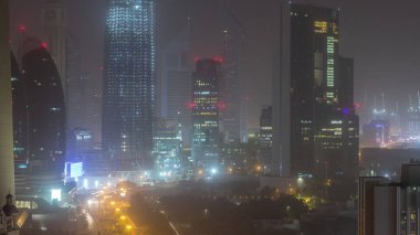 Dubai şehir merkezinde gece gündüz hava zaman aşımına karayolu, Bae üzerinde trafik ile. Al Saada sokak ile modern kuleleri ile gökdelenin çatıdan üst görünümü