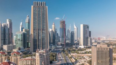 Gökdelenler ve otoyollar ile Dubai timelapse, Birleşik Arap Emirlikleri şehir merkezi ve finans bölgesi havadan görünümü. Bulutlu gökyüzü