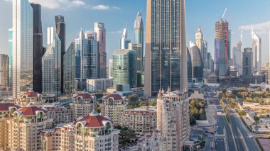 Gökdelenler ve otoyollar ile Dubai timelapse, Birleşik Arap Emirlikleri şehir merkezi ve finans bölgesi havadan görünümü. Bulutlu gökyüzü