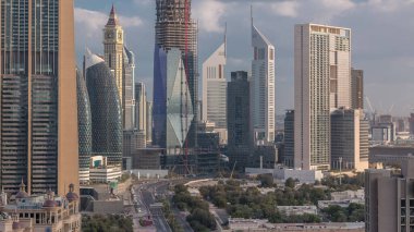 Şeyh Zayed Road ve Dubai, Bae'deki Difc timelapse binalarının ufuk çizgisi görünümü. Şehir merkezinde yukarıdan finans merkezi havadan görünümünde Gökdelenler