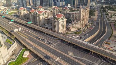 Şehir merkezinde sabah Dubai 'deki karayolu kavşağının havadan görüntüsü. Al Saada Caddesi ve Finans Merkezi Yolu. Şehir, trafik köprüsünü ve lojistiği çiziyor. Yol ve şeritler, Dubai, Birleşik Arap Emirlikleri