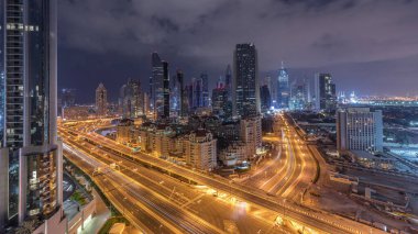 Sheikh Zayed Yolu ve DIFC binalarının Skyline görüntüsü Dubai, BAE 'deki geçiş zamanı. Finansal merkezdeki aydınlık gökdelenler şehir merkezinin yukarısından gökyüzü manzarası