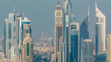 Sheikh Zayed Road ve Difc'nin Dubai, Bae'deki hava zaman atlamalı gökdelenleri. Gün batımından önce akşam Finans Merkezi'nde Kuleler