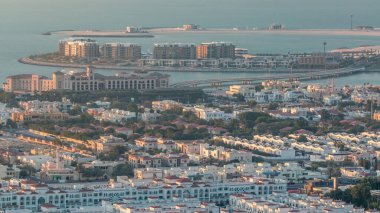 Dubai adam havadan görünümü Daria Island, Dubai, Birleşik Arap Emirlikleri yaptı. Gün batımından önceki akşam manzarası
