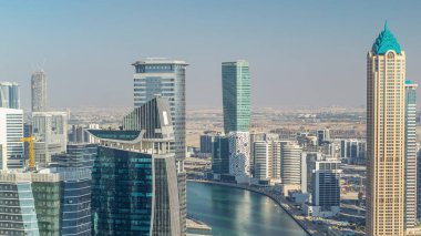 Gün batımından önce gökdelenler zaman aşımına uyarak Dubai'nin iş koyu hava silueti. Yukarıdan modern kuleler ve kanal