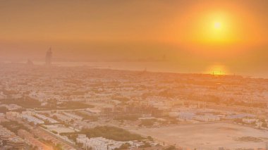 Gün batımında Dubai sahil şeridinin panoraması ve havadan görünümü, Birleşik Arap Emirlikleri. Yukarıdan evler ve villalar