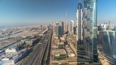 Dubai, Bae'de modern gökdelenler ve şeyh zayed yol timelapse trafik ile Gün batımı silueti. İş koyu mimarisinin havadan görünümü.
