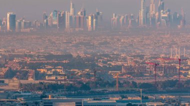 Dubai Marina ve Jumeirah plaj Dubai, Birleşik Arap Emirlikleri sabah erken sis timelapse ile gün doğumu sırasında. Gökdelenler, villalar ve cami ile şehir merkezinden havadan görünüm