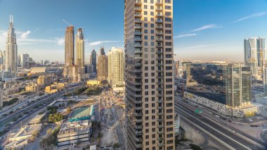 Gün batımında modern mimariye sahip Dubai şehir merkezinin ve Business körfezinin güzel silueti. Dubai gökdelenlerinin havadan görünümü yukarıdan