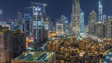 Modern mimarisi gece timelapse ile Dubai şehir ve Business bay güzel silueti. Dubai'nin havadan görünümü, yol daki trafikle yukarıdan aydınlatılmış gökdelenleri aydınlattı
