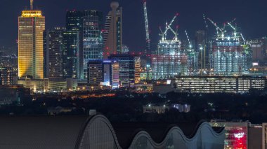 Dubai şehir merkezi ve finans merkezi timelapse, Birleşik Arap Emirlikleri ışıklı mimarisi ile hava gece şehir manzarası. Şantiye ile en yüksek kuleler ve gökdelenler