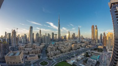 Dubai Şehir Merkezi 'nin ufuk çizgisi gece gündüz Burj Halife ve diğer panoramik manzaralı Dubai, Birleşik Arap Emirlikleri. Geleneksel ve modern binalar. Çember yol ve çeşme trafiği