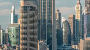 Dubai şehir merkezi ve finans merkezi timelapse, Birleşik Arap Emirlikleri mimarisi ile havadan günbatımı cityscape. En yüksek kuleler ve gökdelenler