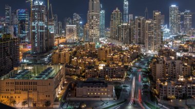 Modern mimarisi gece timelapse ile Dubai şehir ve Business bay güzel silueti. Dubai'nin havadan görünümü, yol daki trafikle yukarıdan aydınlatılmış gökdelenleri aydınlattı