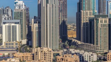 Dubai şehir merkezinin güzel silueti ve modern mimariye sahip Business koyu. Dubai gökdelenlerinin yukarıdan karayolu ndaki trafikle havadan görünümü