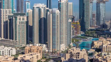 Modern mimariye sahip Dubai şehir merkezinin güzel silueti. Dubai gökdelenler ve çeşmeler yukarıdan yolda trafik ile havadan görünümü