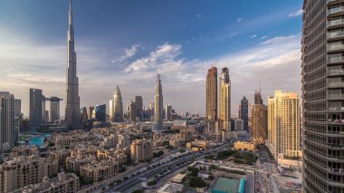 Dubai şehir merkezi silueti Burj Halife ve diğer gökdelenlerle birlikte, gün batımından sonra Dubai 'de, Birleşik Arap Emirlikleri' nin tepesinden panoramik manzara. Geleneksel ve modern binalar. Çevre yolunda trafik