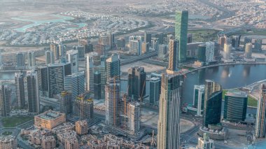 Gün doğumundan sonra sabah saatlerinde Dubai ve Business körfezi şehir merkezi. Kuleler ve gökdelenler ile Burç Halife bakış açısından havadan görünümü.