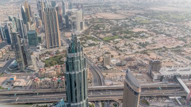 Gün doğumundan sonra sabah saatlerinde Dubai şehir merkezi ve finans bölgesi. Kuleler ve gökdelenler ile Burç Halife bakış açısından havadan görünümü.