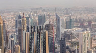 Gün doğumundan sonra sabah saatlerinde Dubai şehir ve finans bölgesi. Burç Halife bakış açısından kuleler ve gökdelenler ile havadan görünüm.