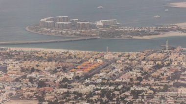 Dubai adam havadan görünümü Daria Island, Dubai, Birleşik Arap Emirlikleri yaptı. Bakış açısından gün doğumundan sonra sabah görünümü