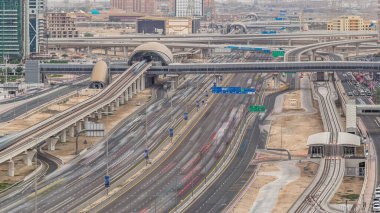Şeyh Zayed yolu üzerindeki hava manzarası Dubai Marina ve Jlt gökdelenlerini gün batımından önce, Dubai 'de kuşatmıştır. Trafik, köprüler ve metro hattı. Tramvay ve metro istasyonu. Birleşik Arap Emirlikleri