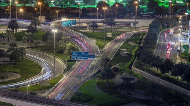 Dubai Marina ve Dubai 'deki Sheikh Zayed yolu üzerindeki kavşağa giden hava görüntüsü. Trafik, sokak lambaları ve avuç içi. Birleşik Arap Emirlikleri