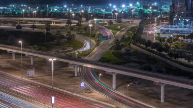 Dubai Marina ve Dubai 'deki Sheikh Zayed yolunun kesiştiği yere giden hava görüntüsü. Trafik, köprüler ve metro hattı. Birleşik Arap Emirlikleri