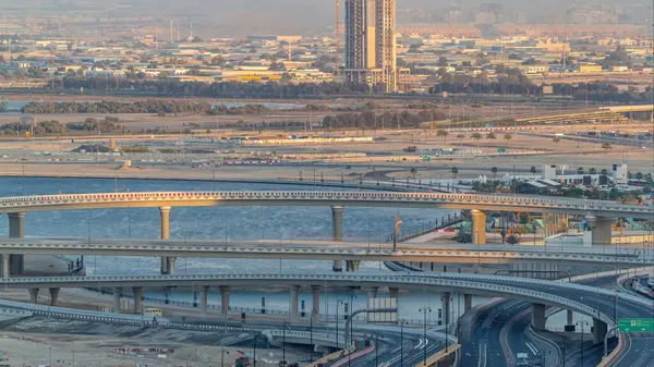 在迪拜溪港附近建造起重机和交叉口 空中延时 阿联酋 从迪拜市中心与高速公路上的交通的顶视图 — 图库照片