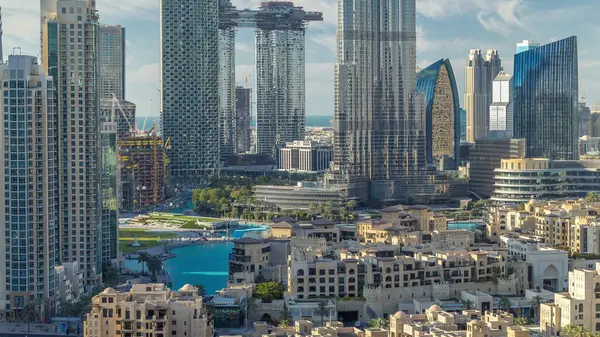 迪拜市中心的天际线随着伯杰哈利法和其他塔从顶部俯瞰阿拉伯联合酋长国迪拜的全景而过时 传统和现代建筑 环行道和喷泉的交通情况 — 图库照片