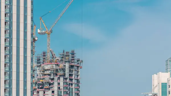 Luchtfoto Van Een Wolkenkrabber Aanbouw Met Enorme Kranen Dubai Timelapse — Stockfoto