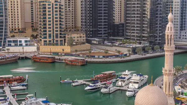 Jachten Dubai Marina Geflankeerd Door Rahim Moskee Residentiële Torens Wolkenkrabbers — Stockfoto