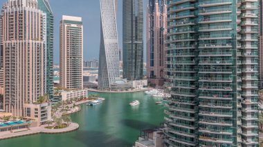Dubai Marina yerleşim ve ofis gökdelenlerinin deniz manzarası. Yüzen tekneler ve yatlar