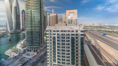 Dubai Marina gökdelenleri ve Şeyh Zayed karayolu zaman ayarlı, Dubai. Trafik, köprüler ve metro hattı. Birleşik Arap Emirlikleri
