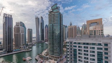 Gün batımından sonra Dubai Marina yerleşim ve ofis gökdelenlerinin havadan panoramik görüntüsü. Gün batımından gece geçiş zamanıyla birlikte. Yüzen tekneler ve yatlar