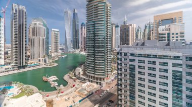 Dubai Marina konutlarının ve sahil manzaralı ofis gökdelenlerinin panoramik görüntüsü. Yüzen tekneler ve yatlar