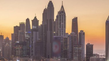 Dubai Marina gökdelenler ve gece geçiş timelapse, Dubai, Birleşik Arap Emirlikleri golf sahası gün. Gün batımından sonra Greens bölgesinden havadan görünüm