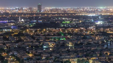 Golf sahası gece hızlandırılmış villa ve evlere havadan görünümü. Sokaklardatrafik. Çeşmeli göller