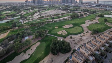 Jumeirah göl kuleleri ve Dubai Marina gökdelenler ve gece geçiş timelapse, Dubai, Birleşik Arap Emirlikleri golf sahası gün. Gün batımından sonra Greens bölgesinden havadan görünüm