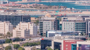 Arka plan timelapse, Dubai, Birleşik Arap Emirlikleri Dubai medya şehir binaları ve palmiye jumeirah. Yolda trafik ile Yeşiller bölgesinden havadan görünüm