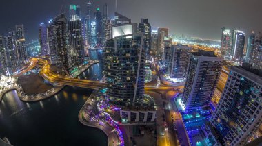 Dubai Marina konutlarının panoramik hava manzarası ve rıhtım manzaralı gökdelenler. Köprüde trafik vardı. Yüzen tekneler ve yatlar