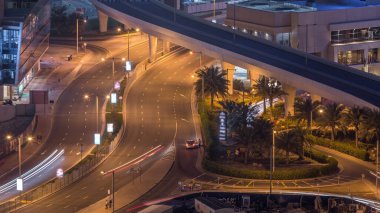 Dubai marina caddesine giden hava manzaralı ve arka planda inşaat alanı olan bir zaman aralığı. Yol ve köprüde trafik